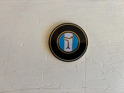 PIEZAS DETOMASO PANTERA 71-74: EMBLEMA VOLANTE LATÓN ORIGINAL (NOS) Foto 1 de 2