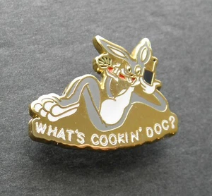 WHAT'S COOKIN DOC BUGS CONEJO USAF FUERZA AÉREA NARIZ ARTE SOLAPA PIN 1,25 PULGADAS - Imagen 1 de 2