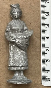 Vintage Wend-Al/Wendal Metall ""Bauernfrau hält Henne"" abgestreift zum Nachlackieren - Bild 1 von 2