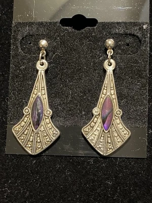 Pendientes colgantes tono plata con piedra iridiscente púrpura Foto 1 de 4