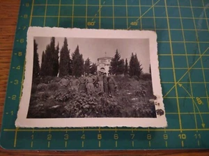 151607 vecchia  fotografia  soldati  davanti a strana chiesa cappella  - Foto 1 di 2