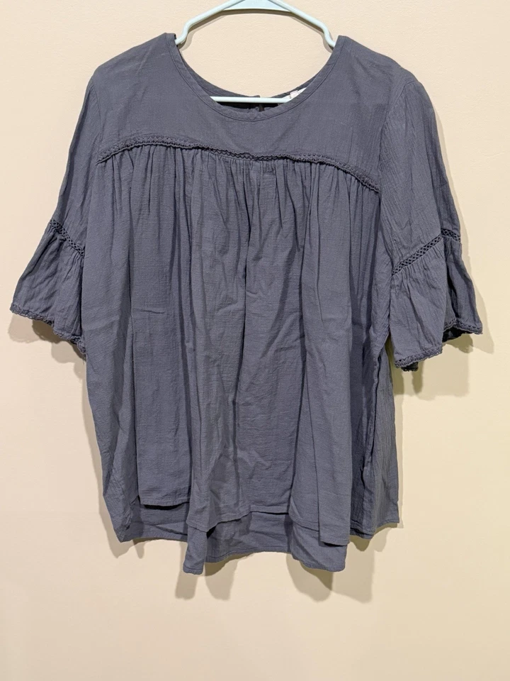 Blusa caballete azul grisáceo mezcla algodón con canesú fruncido y mangas campana. Foto 1 de 3