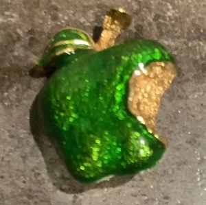 Broche prendedor de colección esmalte verde/dorado manzana con mordida que falta regalo para profesor - Imagen 1 de 3