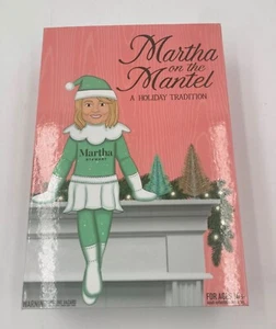 Martha Stewart 10,5 Zoll Martha auf dem Mantel 2024 Weihnachtselfe Puppe NEU IM KARTON - Bild 1 von 7