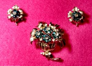Set spilla e orecchini vintage Coro blu viola strass tono argento spilla fiore - Foto 1 di 11