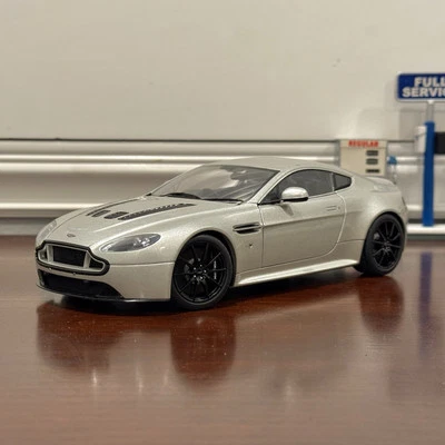 Coche modelo fundido a presión AUTOart Aston Martin V12 Vantage S plateado escala 1/18 | Raro Foto 1 de 4