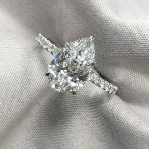 Verlobungsring 3,40 kt Moissanit im Birnenschliff versteckter Halo in 14 kt Weißgold plattiert - Bild 1 von 7