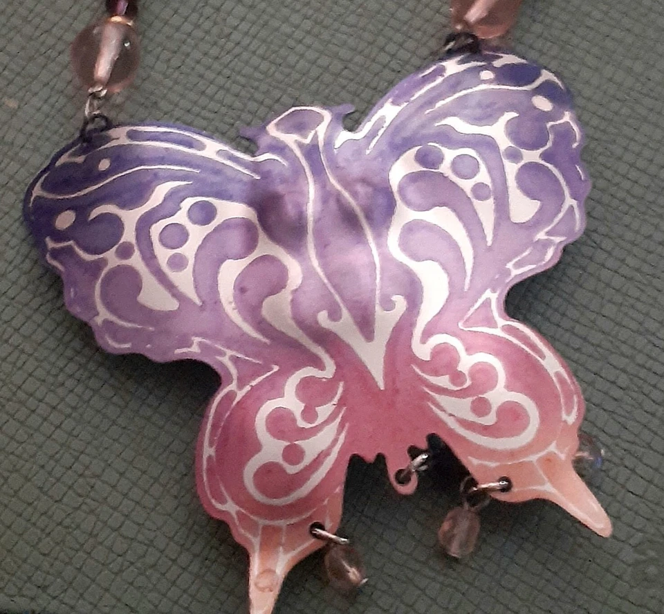 Collar con cuentas de aluminio anodizado mariposa Foto 1 de 4