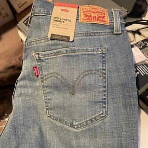 Pantaloncini corti donna Levi’s lunghezza media – azzurro chiaro, taglia 31 - Foto 1 di 9