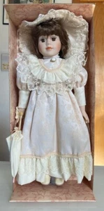 Muñeca coleccionable de porcelana de 16" Holiday Place decoración pintada a mano ¡NUEVA!¡! - Imagen 1 de 5