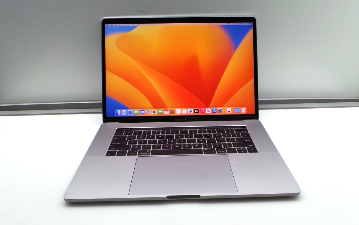 Apple MacBook Pro 15.4 Inch Intel Core i7 7th Gen. Laptops Apple MacBook Pro 15.4 Inch Intel Core i7 7th Gen. Laptops