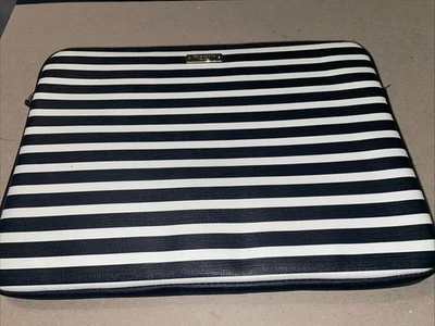 Funda para portátil Kate Spade NY Saffiano 14” X 10” rayas negras y blancas. PP Foto 1 de 4