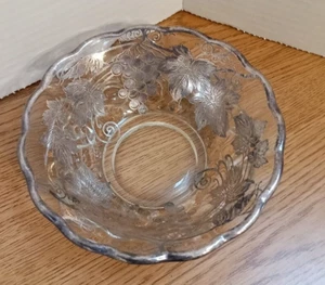 Vtg Clear Ruffle Glass Bowl with Silver Overlay of Grapes and Leaves 6"Round - Picture 1 of 4