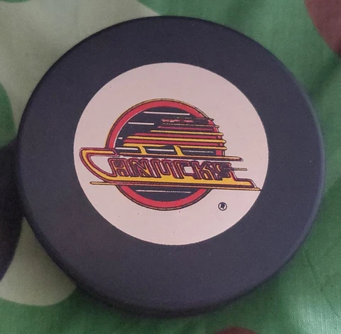 VANCOUVER CANUCKS NHL VINTAGE  PUCK MADE IN π¨πΏ ON SIDE & MADE IN π¨π¦ BACKSIDE Cover