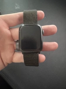 Apple Watch Series 4 44 mm Space Gray Aluminum Case with Black Sport Loop (GPS) - Photo 1 sur 3
