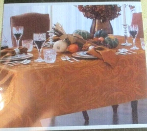Neu Herbst Schnörkel Damast Tischdecke goldfarben 60"x144" länglich (Sitze 12-14) 541 - Bild 1 von 3