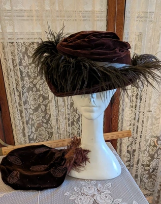 Lote de chapéu de penas vintage marrom veludo aba semi larga boina com miçangas - Imagem 1 de 4