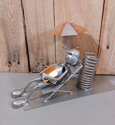 Chatarra Arte Hombre Relajándose Bajo Una Sombrilla Playa Estatuilla Escultura Adorno Foto 1 de 4