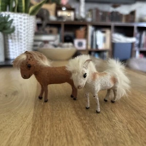 2 Vintage Miniatur Wagner Künstlerschutz beflockt Pony Pferde West Germany Puppenhaus - Bild 1 von 13