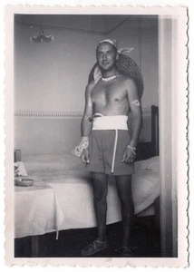 Original fechado 1951 atractivo hombre sin camisa en Taormina, Sicilia, gay int. - Imagen 1 de 2