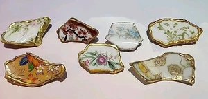 Vintage Konvolut 7 handgefertigte Broschen aus gebrochenem Porzellan mit Blumen Goldrand - Bild 1 von 15