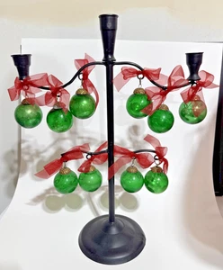 Candelabro de Navidad negro vintage con adornos verdes y de latón 3 candelabros - Imagen 1 de 24