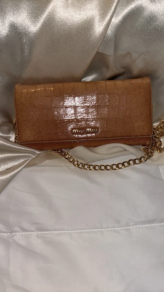 Carteira de couro com corrente Miu Miu crocodilo em relevo - Imagem 1 de 4