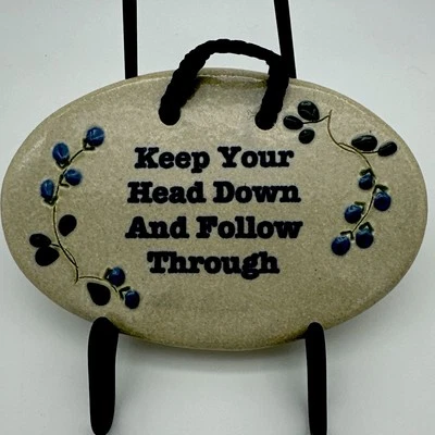 Placa de pared de cerámica Mountaine Meadows “Mantén la cabeza baja y sigue adelante” Foto 1 de 2