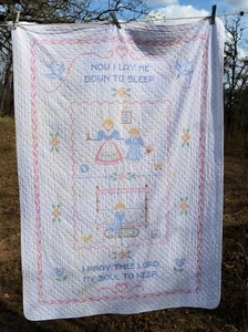 Vtg Embroidered Cross Stitch NOW I LAY ME DOWN TO SLEEP Baby Crib Blanket QUILT - Picture 1 of 6