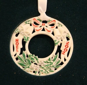 Adorno de Navidad Wedgwood 2002 corona salvia bayas marfil con caja original hecho en EE. UU. - Imagen 1 de 6