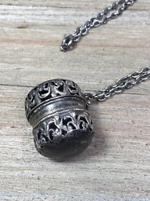 Antiguo collar colgante Bowdoin de plata esterlina con soporte de dedal Chatelaine Foto 1 de 4