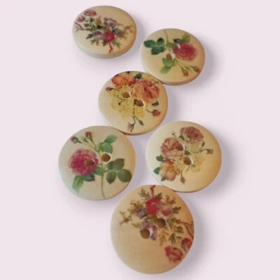 20mm Vintage Mixed Wooden Floral Buttons Flower 2 Hole Crafts Cardigans Knitting - Image 1 of 4