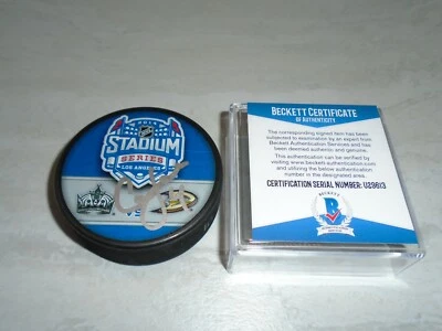 Disco de hockey Cam Fowler firmado Ducks Stadium Series automático Beckett certificado de autenticidad BAS 1B Foto 1 de 4