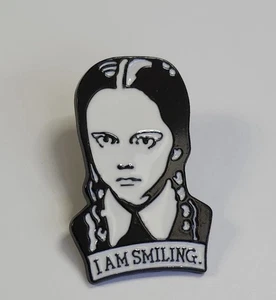 The Addams Family - Wednesday Addams (1" Emaille Pin) gruselig, Gothic, Horror, NEU - Bild 1 von 4