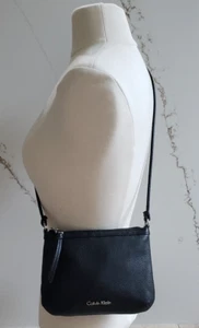 Borsa a tracolla Calvin Klein nera pelle ciottolata piccola borsetta logo minimalista - Foto 1 di 10