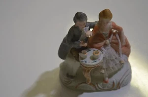 ANCIEN SUJET EN BISCUIT PORCELAINE FIGURINE POUPEE MINIATURE OBJET DE VITRINE - Foto 1 di 3