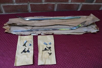 64 雪佛兰 IMPALA NOS 四面板皮带 REVEAL MOULDING GM 3853543 & 3853544 — 第 1/4 张图片