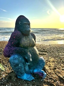 LIFE SIZED SILVERBACK GRAFFITI GORILLA GARDEN STATUE BY DANIEL LAURENCE - Picture 1 of 6