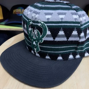 Sombrero Mitchell Ness Milwaukee Bucks - Tejido - Rayas Azteca - Snapback - LIMPIO - Imagen 1 de 6