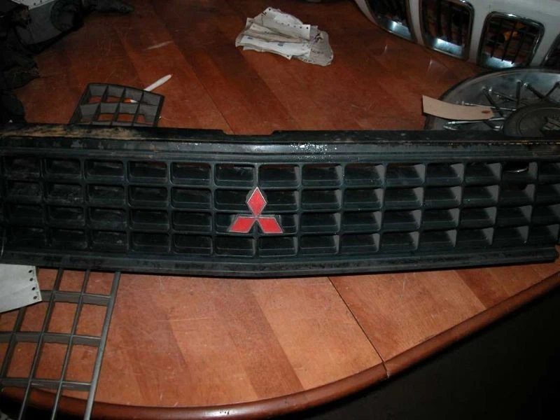 Rejilla Mitsubishi Tredia 83-85 Foto 1 de 2