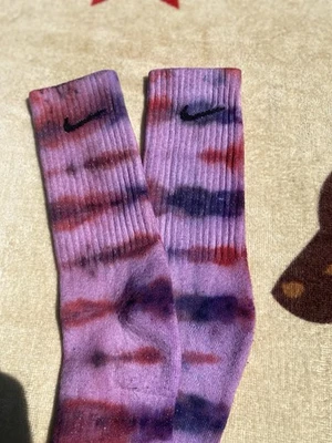 Calcetines Nike teñidos de hielo (hechos a mano) (hombres 8-12, mujeres 10-13) PÚRPURA/ROJO/AZUL Foto 1 de 4