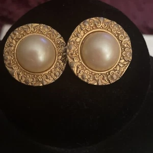 Pendientes vintage con clip de perlas clásicos de la década de 1980 populares hoy en día - Imagen 1 de 5