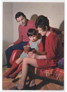 famiglia anni 60 foto cartolina d'epoca mamma papà bambina orso peluche - Bild 1 von 2