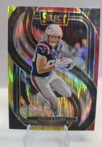 2024 Panini Select Premier Level Hunter Henry #160 Rosso e Giallo Shock Prizm - Foto 1 di 2