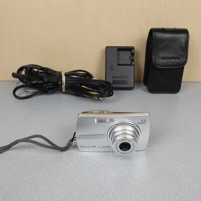 Cámara para todo clima Olympus Stylus 700 7,1 megapíxeles con cables, cables y cargador Foto 1 de 4