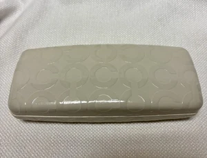 Custodia rigida per occhiali Coach bianca/avorio firma rettangolare 6,25” usata in ottime condizioni - Foto 1 di 3