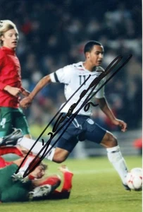 ENGLAND, ARSENAL & EVERTON: THEO WALCOTT SIGNED 6x4 ACTION PHOTO+COA - Picture 1 of 1
