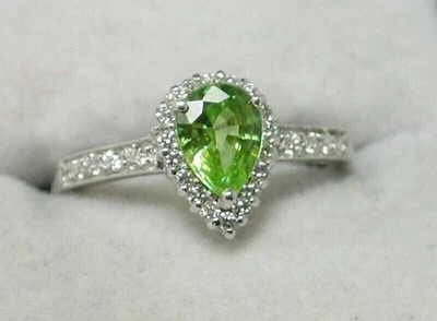 Anillo de halo de boda de peridoto 2 quilates corte pera creado en laboratorio enchapado en oro blanco de 14 k Foto 1 de 3