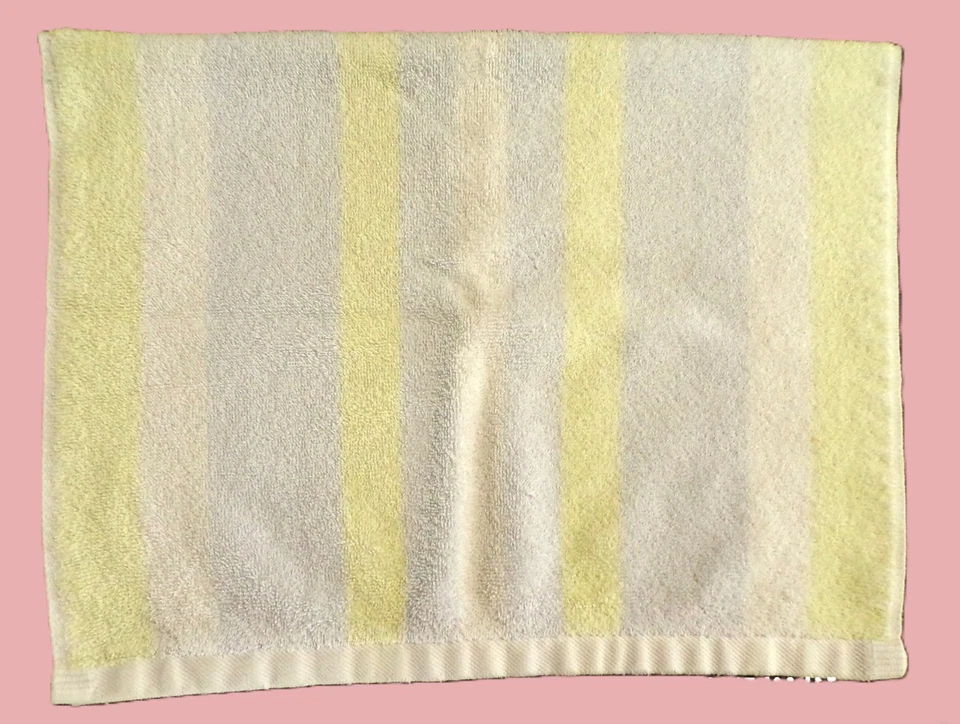 廉价轻度使用的浴巾、手巾、洗布 — 第 1/1 张图片