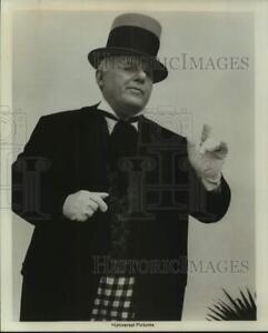 1975 Press Photo Actor Rod Steiger in Top Hat & Leather Gloves - sap49498